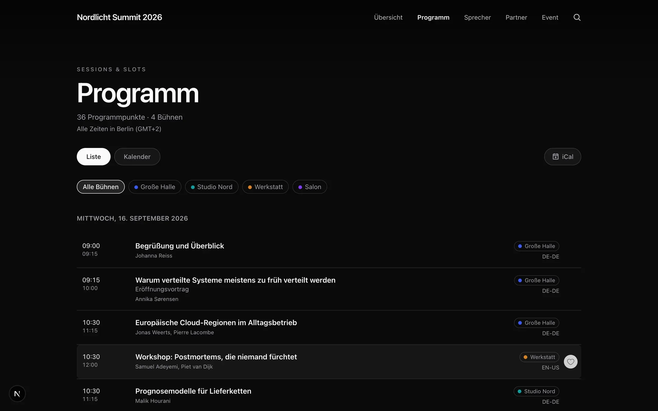 Die öffentliche Programmseite eines Events: Umschalter zwischen Liste und Kalender, Filter nach Bühne, Hinweis auf die Event-Zeitzone und die Sessions des Tages mit Uhrzeit und Sprechenden.