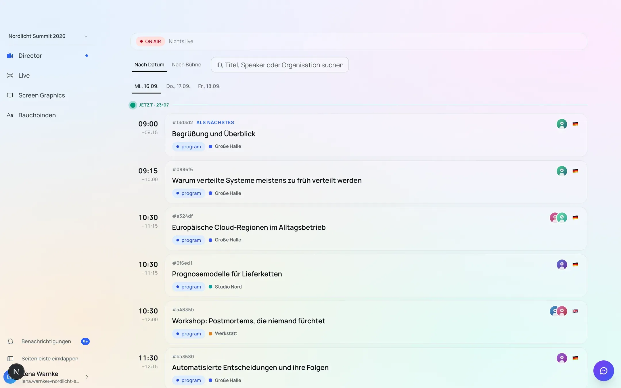 Die Regie-Ansicht am Showtag: oben eine ON-AIR-Leiste, darunter der Ablauf des Tages mit Uhrzeiten, Titeln, Bühnen und Sprachkennzeichnung.